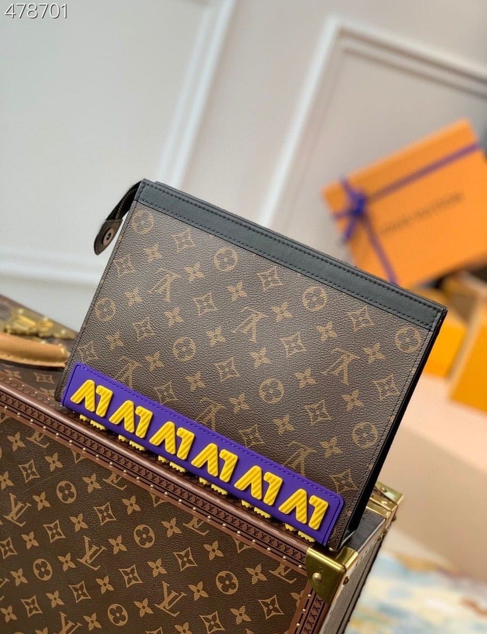 1:1 Replica Louis Vuitton LV Pochette Voyage MM Monogram Canvas Unique Bag For Men M80792 - 10.2in/26cm