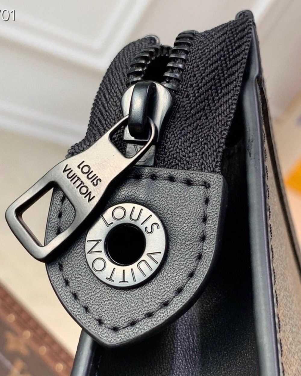 1:1 Replica Louis Vuitton LV Pochette Voyage MM Monogram Canvas Unique Bag For Men M80792 - 10.2in/26cm