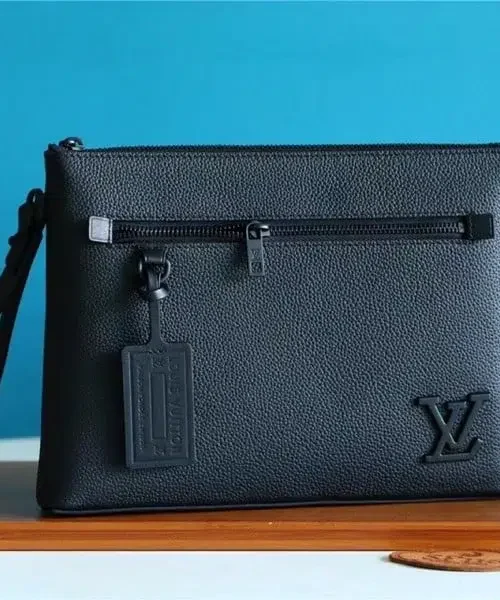 louis-vuitton-replica-pochette-ipad-black-aerogram-m81029