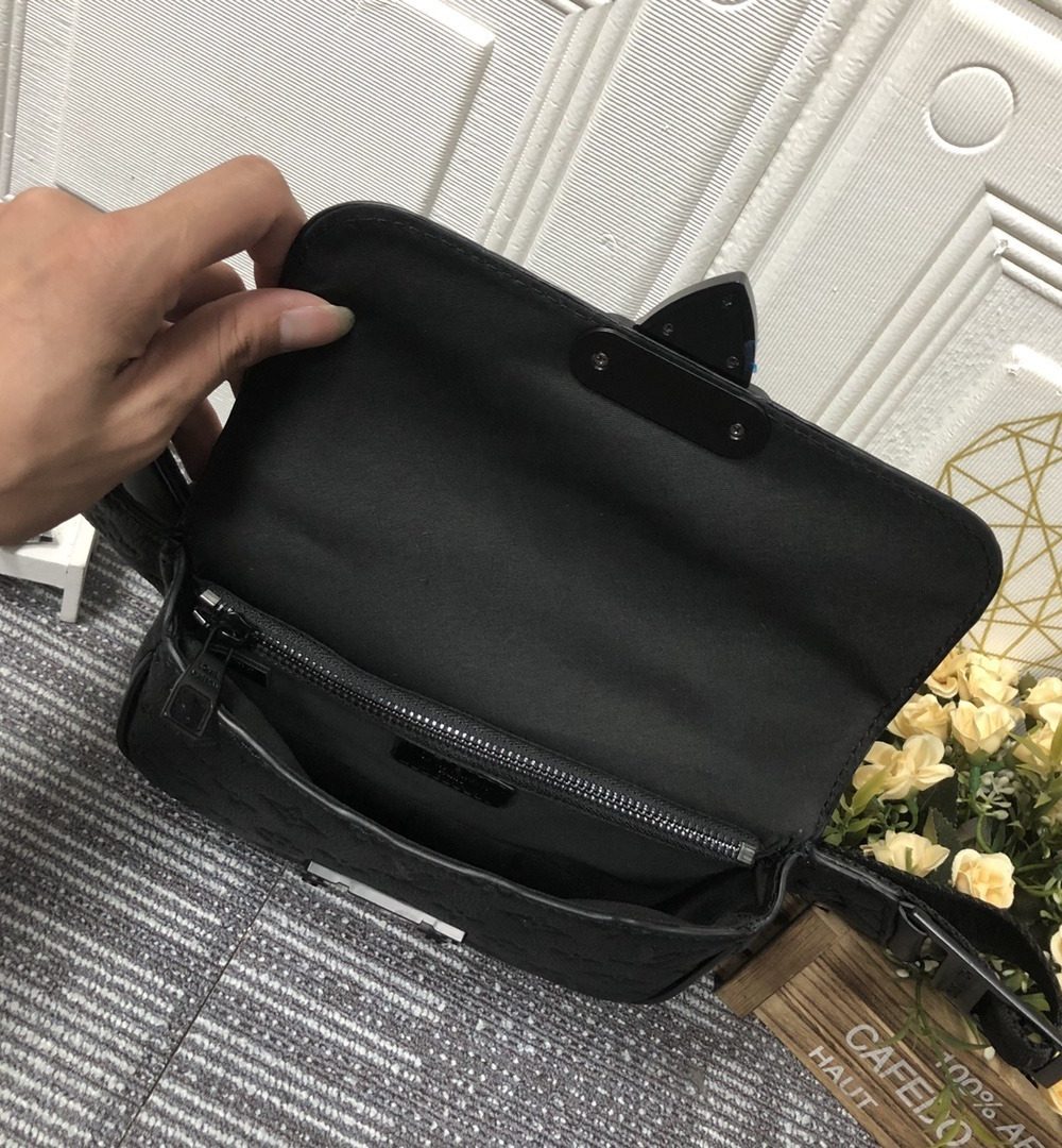 1:1 Replica Louis Vuitton LV S Lock Slingbag Monogram Taurillon Leather Bag Black Unique Bag For Men M58487 - 8.3in/21cm