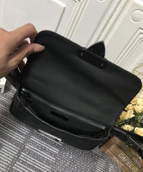 1:1 Replica Louis Vuitton LV S Lock Slingbag Monogram Taurillon Leather Bag Black Unique Bag For Men M58487 - 8.3in/21cm