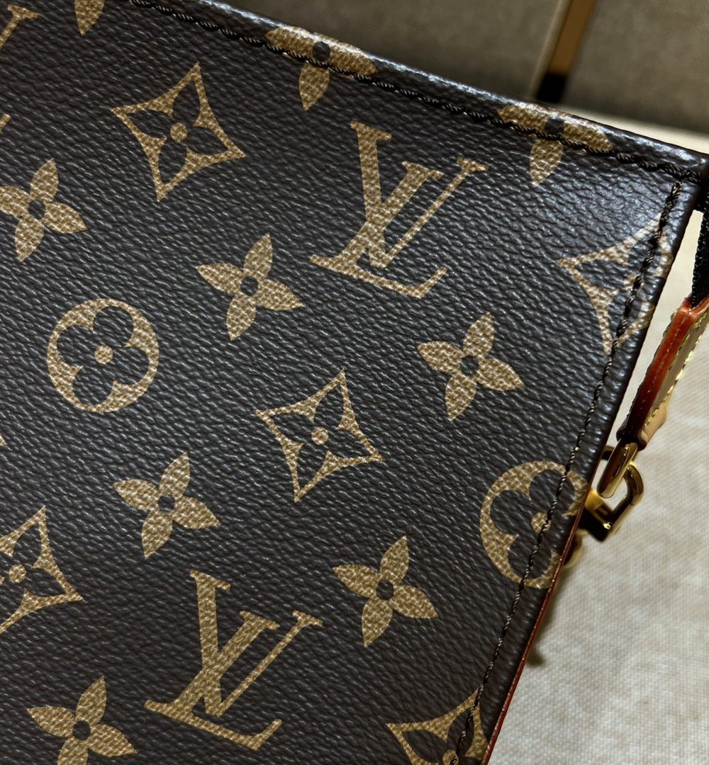 1:1 Replica Louis Vuitton LV Toiletry Pouch On Chain 26 Practical Bag Monogram Unique Bag for Men M81412 - 25 cm/ 9.8 in