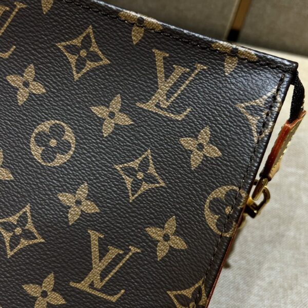 1:1 Replica Louis Vuitton LV Toiletry Pouch On Chain 26 Practical Bag Monogram Unique Bag for Men M81412 - 25 cm/ 9.8 in