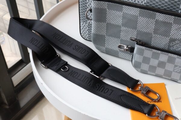 1:1 Replica Louis Vuitton LV Trio Messenger Monogram Eclipse Monogram/ Eclipse Reverse Unique Bag For Men M69443 - 9.8in/25cm