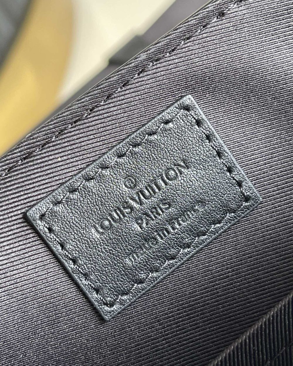 1:1 Replica Louis Vuitton LV Trunk Messenger Monogram Taurillon Black Unique Bag For Men M57726 - 9.4in/21cm