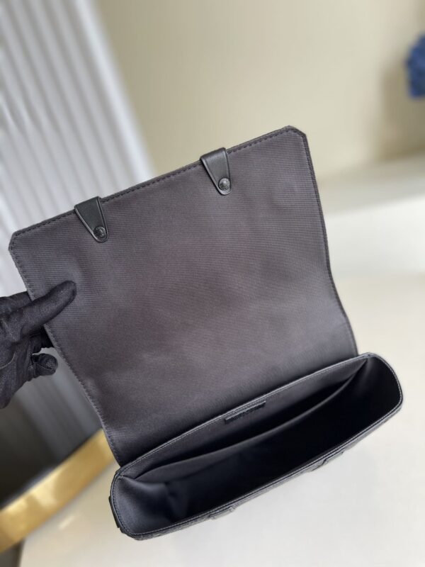 1:1 Replica Louis Vuitton LV Trunk Messenger Monogram Taurillon Black Unique Bag For Men M57726 - 9.4in/21cm