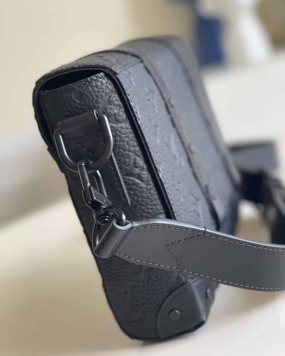 1:1 Replica Louis Vuitton LV Trunk Messenger Monogram Taurillon Black Unique Bag For Men M57726 - 9.4in/21cm