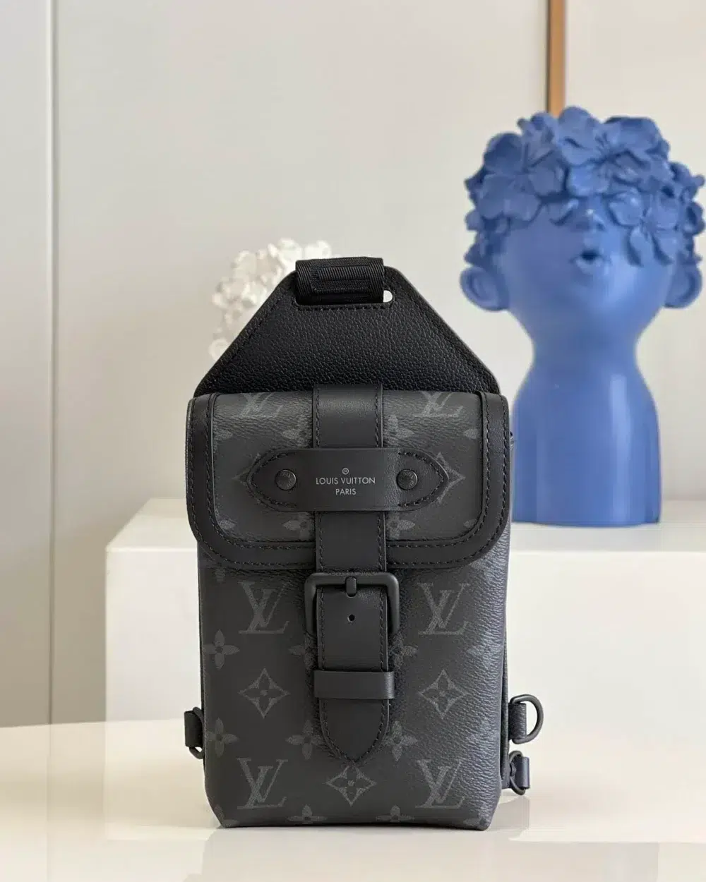 saumur-slingbag-monogram-eclipse-black-m45912