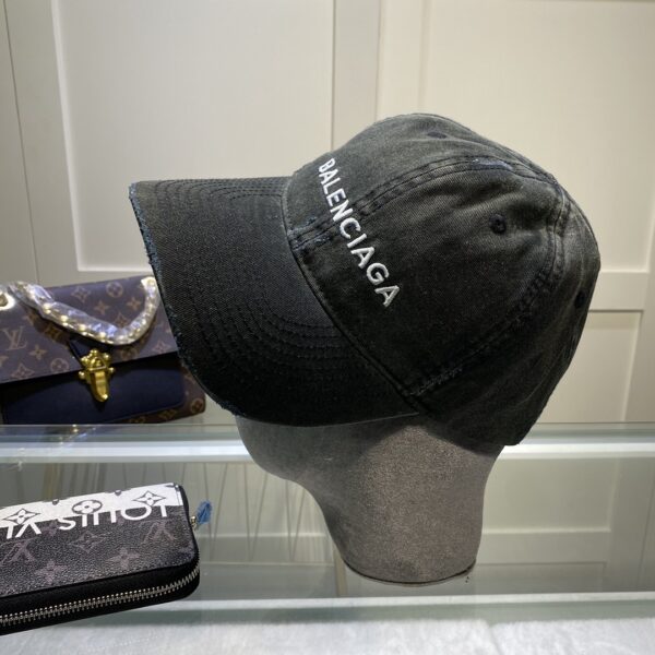Balenciaga Logo Front Cap In Black