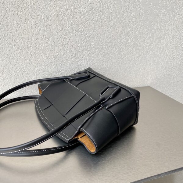 Bottega Veneta Arco Bag For Women 12in/33cm In Black