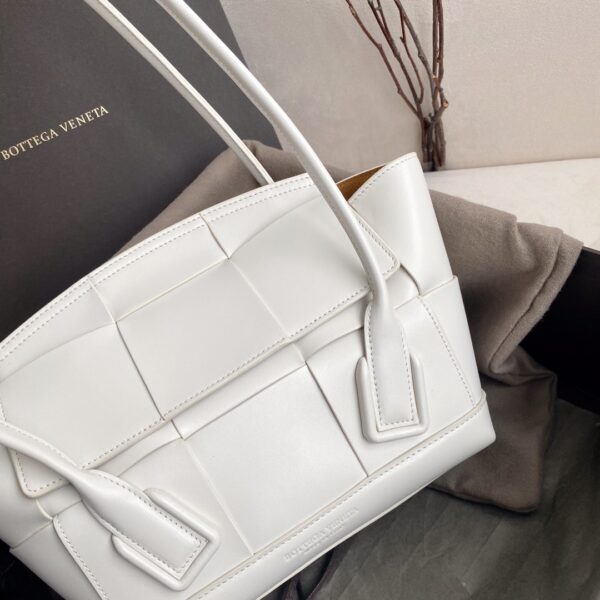 Bottega Veneta Arco Bag For Women 12in/33cm In White