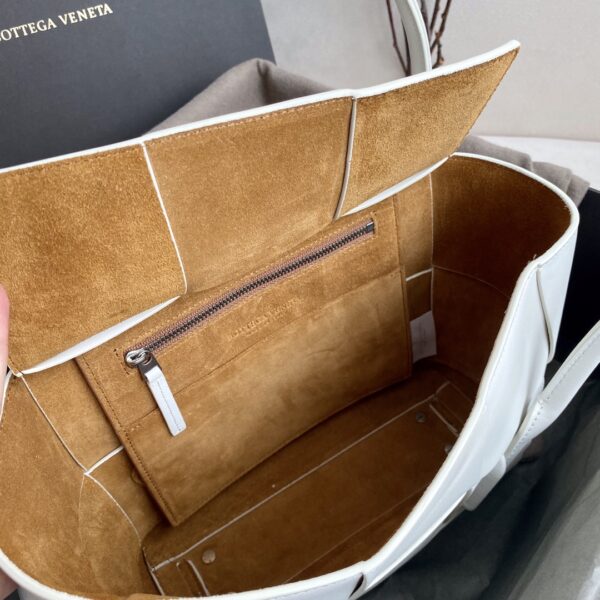 Bottega Veneta Arco Bag For Women 12in/33cm In White
