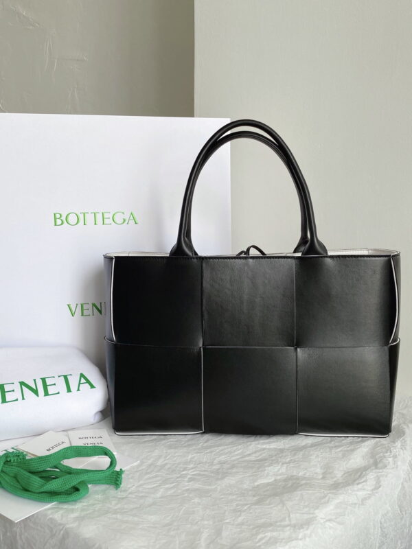 Bottega Veneta Arco Tote Bag For Women 14in/36cm In Black 609175VMAY31283