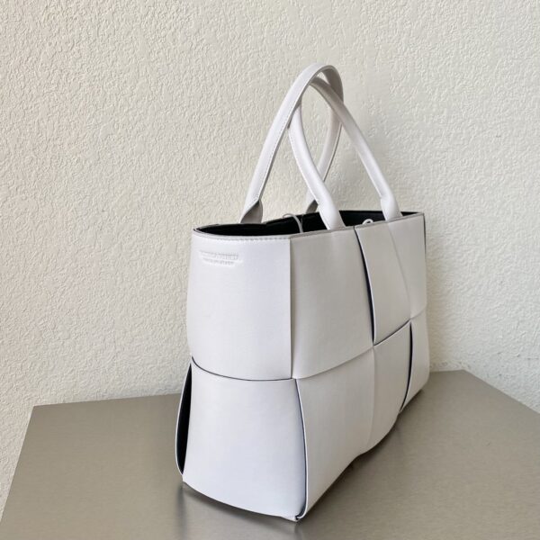 Bottega Veneta Arco Tote Bag For Women 16.14in/41cm In White 609175VMAY39041