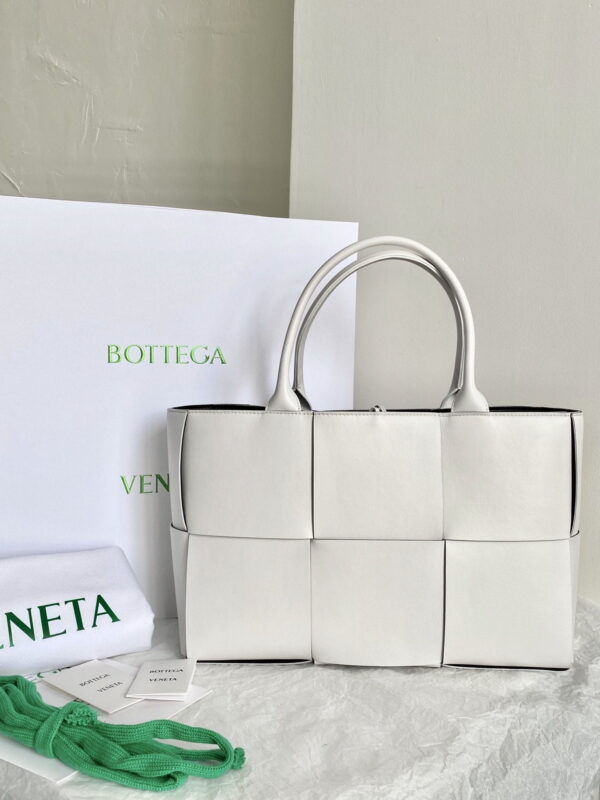 Bottega Veneta Arco Tote Bag For Women 16.14in/41cm In White 609175VMAY39041