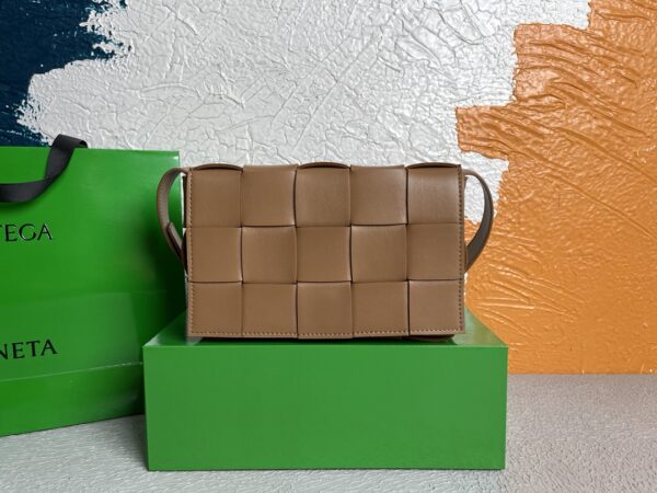 Bottega Veneta Cassette Acorn, For Women, Women’s Bags 9.1in/23cm 578004VMAY17745