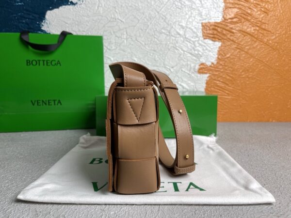 Bottega Veneta Cassette Acorn, For Women, Women’s Bags 9.1in/23cm 578004VMAY17745