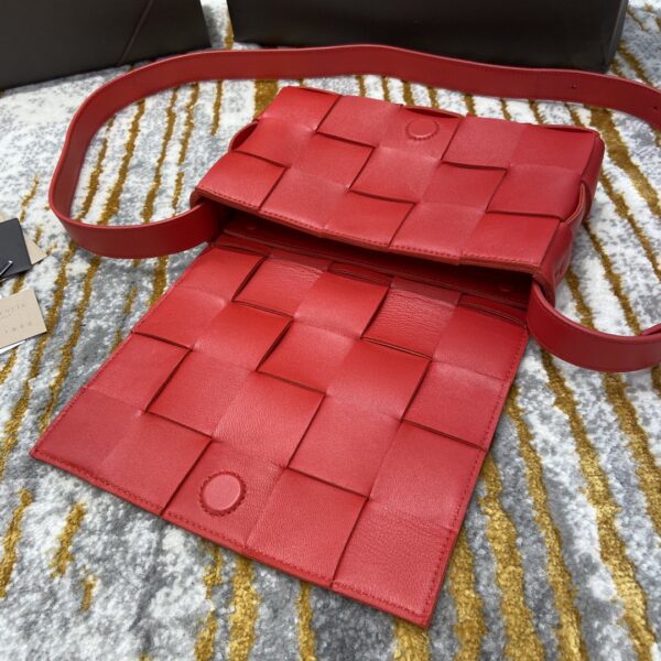 Bottega Veneta Cassette Bag For Women 9.1in/23cm In Red