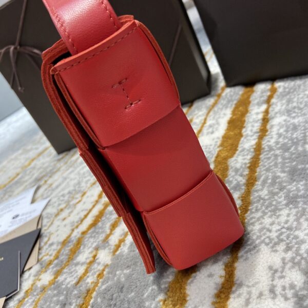 Bottega Veneta Cassette Bag For Women 9.1in/23cm In Red