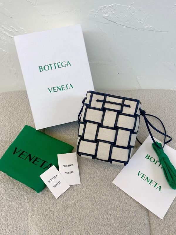 Bottega Veneta Cassette Bucket Bag Beige And Black, For Women, Women's Bags 5.5in/18cm 714608VMBN39811