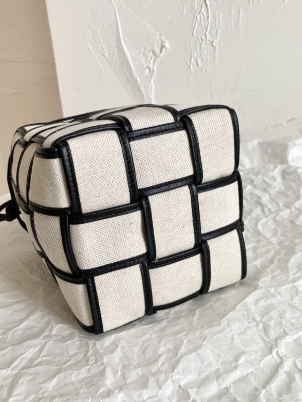 Bottega Veneta Cassette Bucket Bag Beige And Black, For Women, Women's Bags 5.5in/18cm 714608VMBN39811