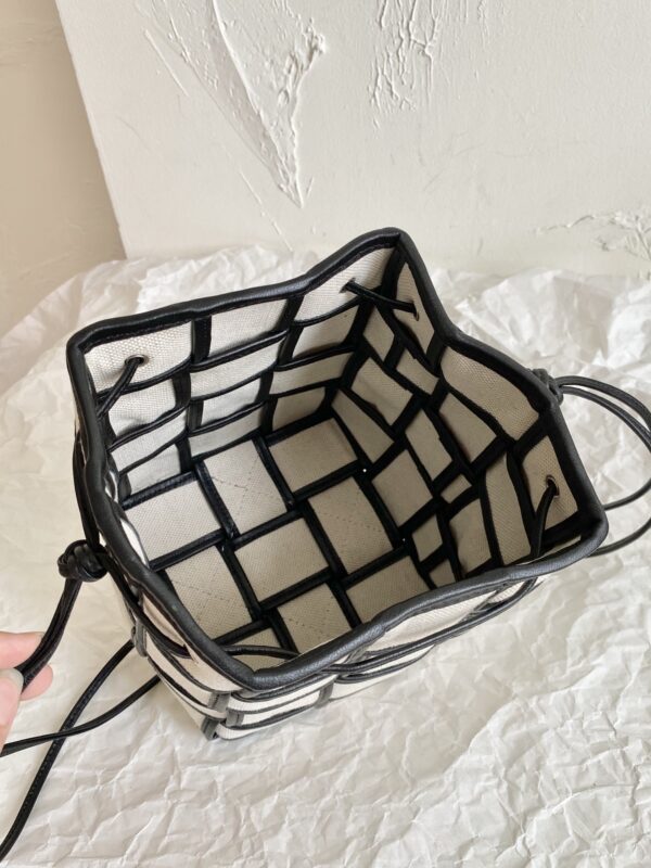 Bottega Veneta Cassette Bucket Bag Beige And Black, For Women, Women's Bags 5.5in/18cm 714608VMBN39811