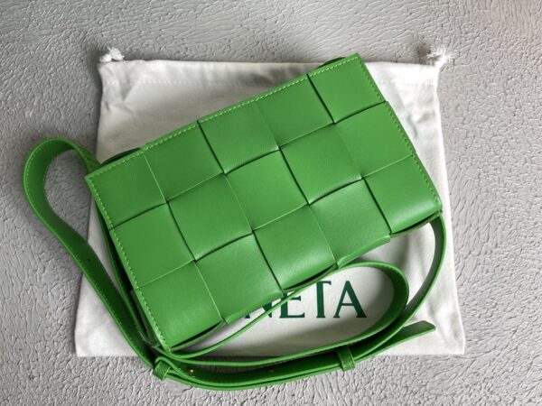 Bottega Veneta Cassette Parakeet, For Women, Women’s Bags 9.1in/23cm 578004VMAY13724