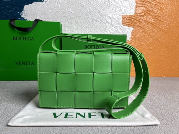 Bottega Veneta Cassette Parakeet, For Women, Women’s Bags 9.1in/23cm 578004VMAY13724