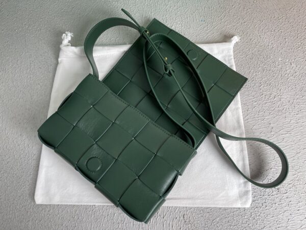 Bottega Veneta Cassette Raintree, For Women, Women’s Bags 9.1in/23cm 578004VMAY13035