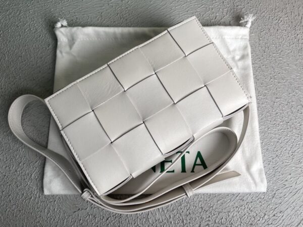 Bottega Veneta Cassette White, For Women, Women’s Bags 9.1in/23cm 578004VMAY19007