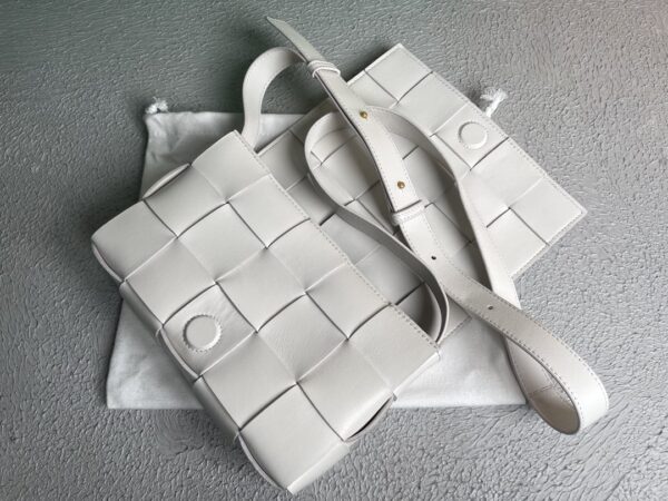 Bottega Veneta Cassette White, For Women, Women’s Bags 9.1in/23cm 578004VMAY19007