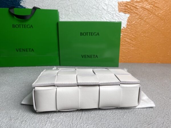 Bottega Veneta Cassette White, For Women, Women’s Bags 9.1in/23cm 578004VMAY19007