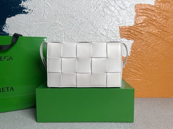 Bottega Veneta Cassette White, For Women, Women’s Bags 9.1in/23cm 578004VMAY19007