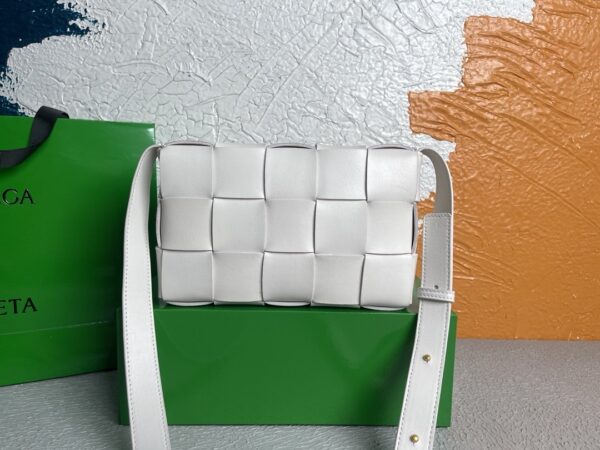 Bottega Veneta Cassette White, For Women, Women’s Bags 9.1in/23cm 578004VMAY19007
