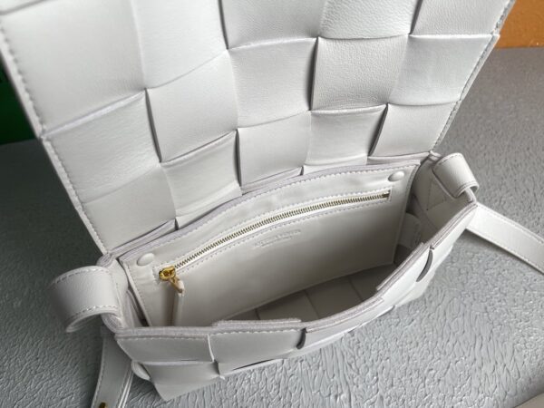 Bottega Veneta Cassette White, For Women, Women’s Bags 9.1in/23cm 578004VMAY19007