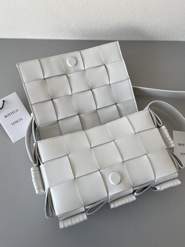 Bottega Veneta Cassette White, For Women, Women's Bags 9.1in/23cm 680698V1G719009