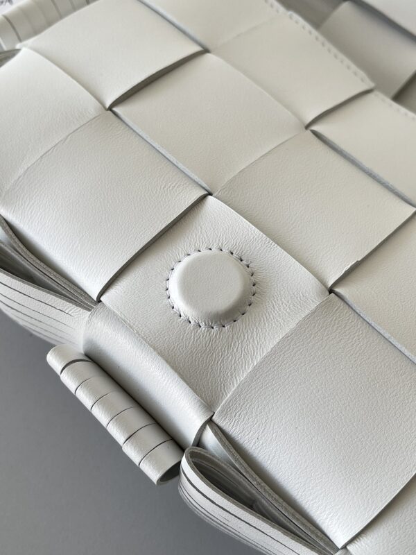 Bottega Veneta Cassette White, For Women, Women's Bags 9.1in/23cm 680698V1G719009