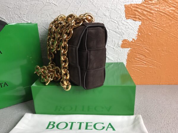 Bottega Veneta Chain Cassette Fondant, For Women, Women’s Bags 10.2in/26cm 631421V04N02132