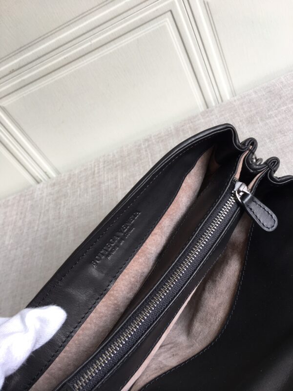 Bottega Veneta Classic Intrecciato Black, For Women, Women’s Bags 8.9in/22.5cm
