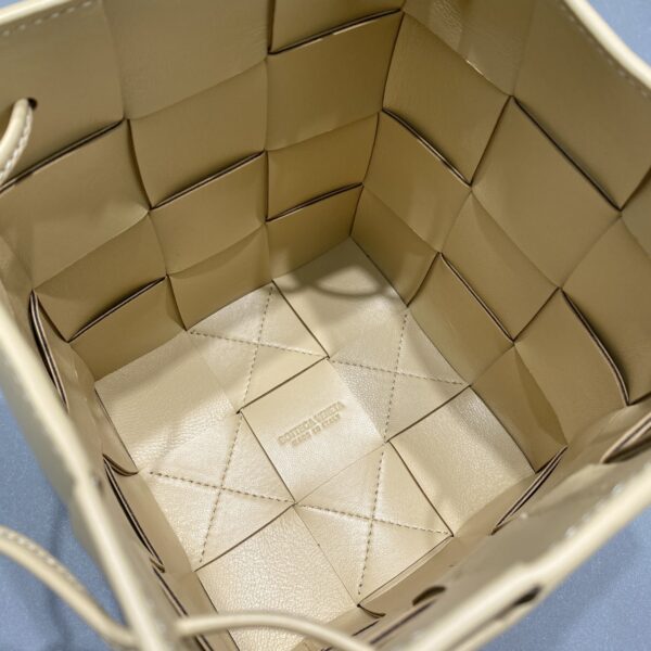 Bottega Veneta Mini Cassette Bucket Bag Beige, For Women, Women's Bags 5.5in/14cm 680217VCQC49776