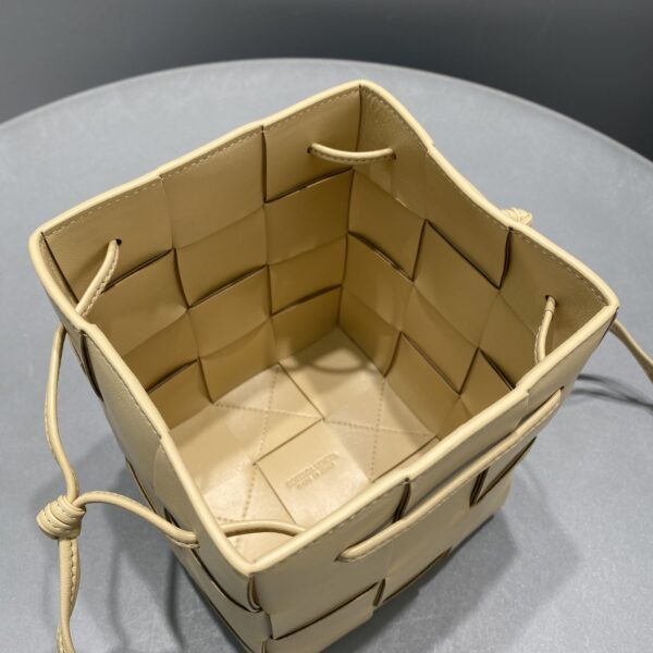 Bottega Veneta Mini Cassette Bucket Bag Beige, For Women, Women's Bags 5.5in/14cm 680217VCQC49776