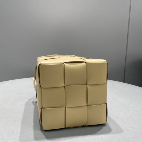 Bottega Veneta Mini Cassette Bucket Bag Beige, For Women, Women's Bags 5.5in/14cm 680217VCQC49776