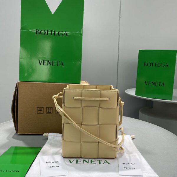 Bottega Veneta Mini Cassette Bucket Bag Beige, For Women, Women's Bags 5.5in/14cm 680217VCQC49776