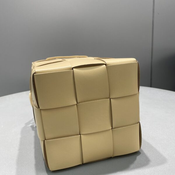 Bottega Veneta Mini Cassette Bucket Bag Beige, For Women, Women's Bags 5.5in/14cm 680217VCQC49776
