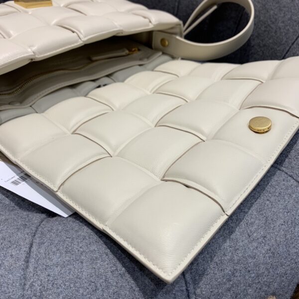 Bottega Veneta Padded Cassette Bag For Women 10.2in/26cm In Chalk 591970VCQR19143