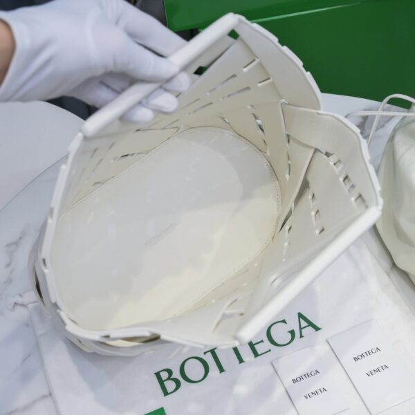 Bottega Veneta Point White, For Women, Women's Bags 9.8in/25cm