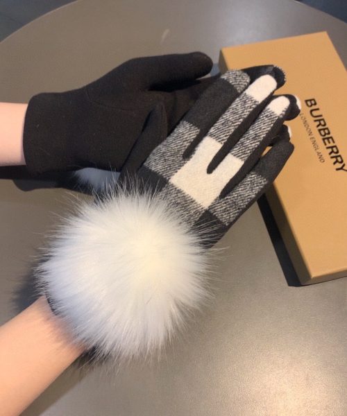 Burberry Cashmere Gloves In Black & White