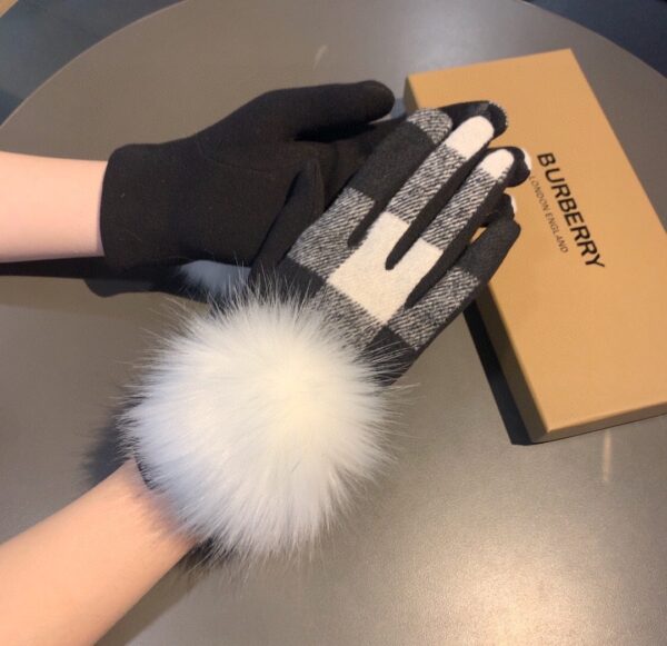 Burberry Cashmere Gloves In Black & White