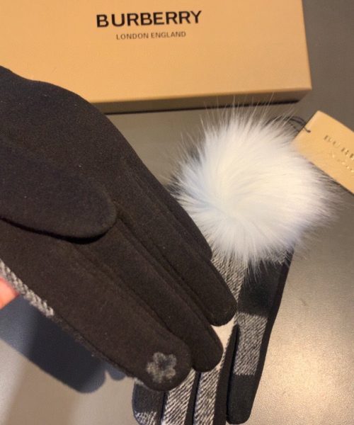 Burberry Cashmere Gloves In Black & White