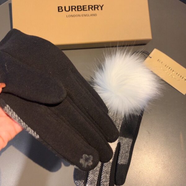 Burberry Cashmere Gloves In Black & White